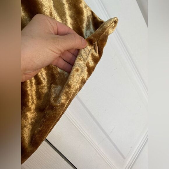 Golden Velvet Decorative Pillowcase - Picture 2 of 3
